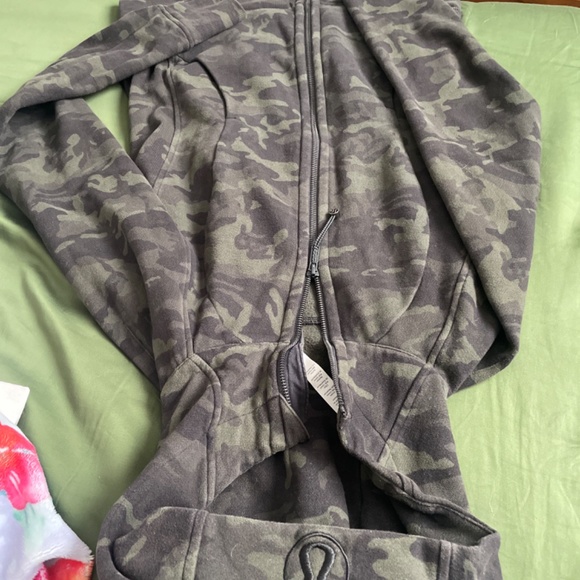 Lululemon Scuba Hoodie green Camo - Picture 2 of 5